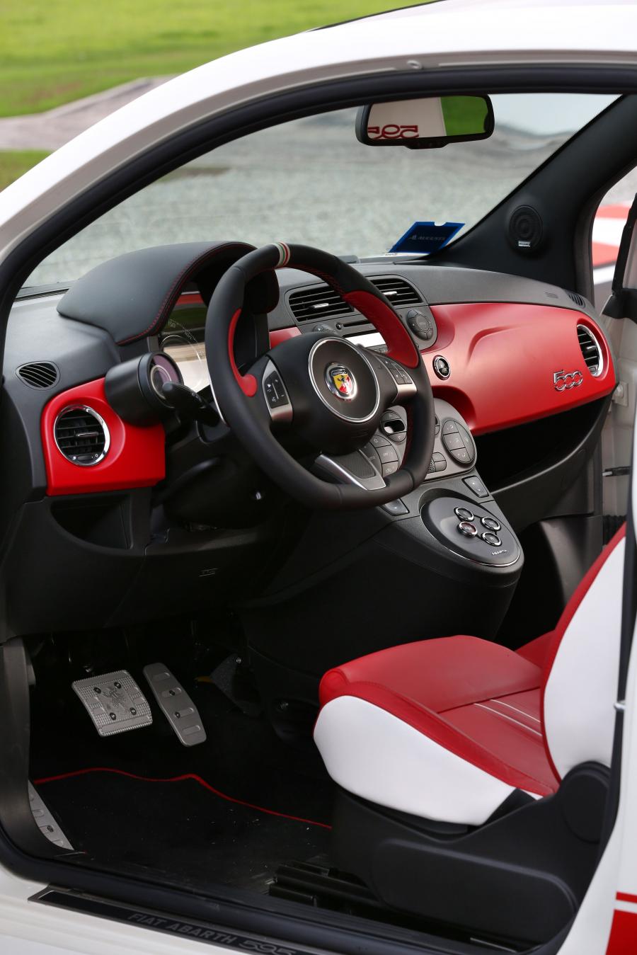 Интерьер Abarth 595 50th Anniversary Edition 2013 года  (фото 7 из 26)